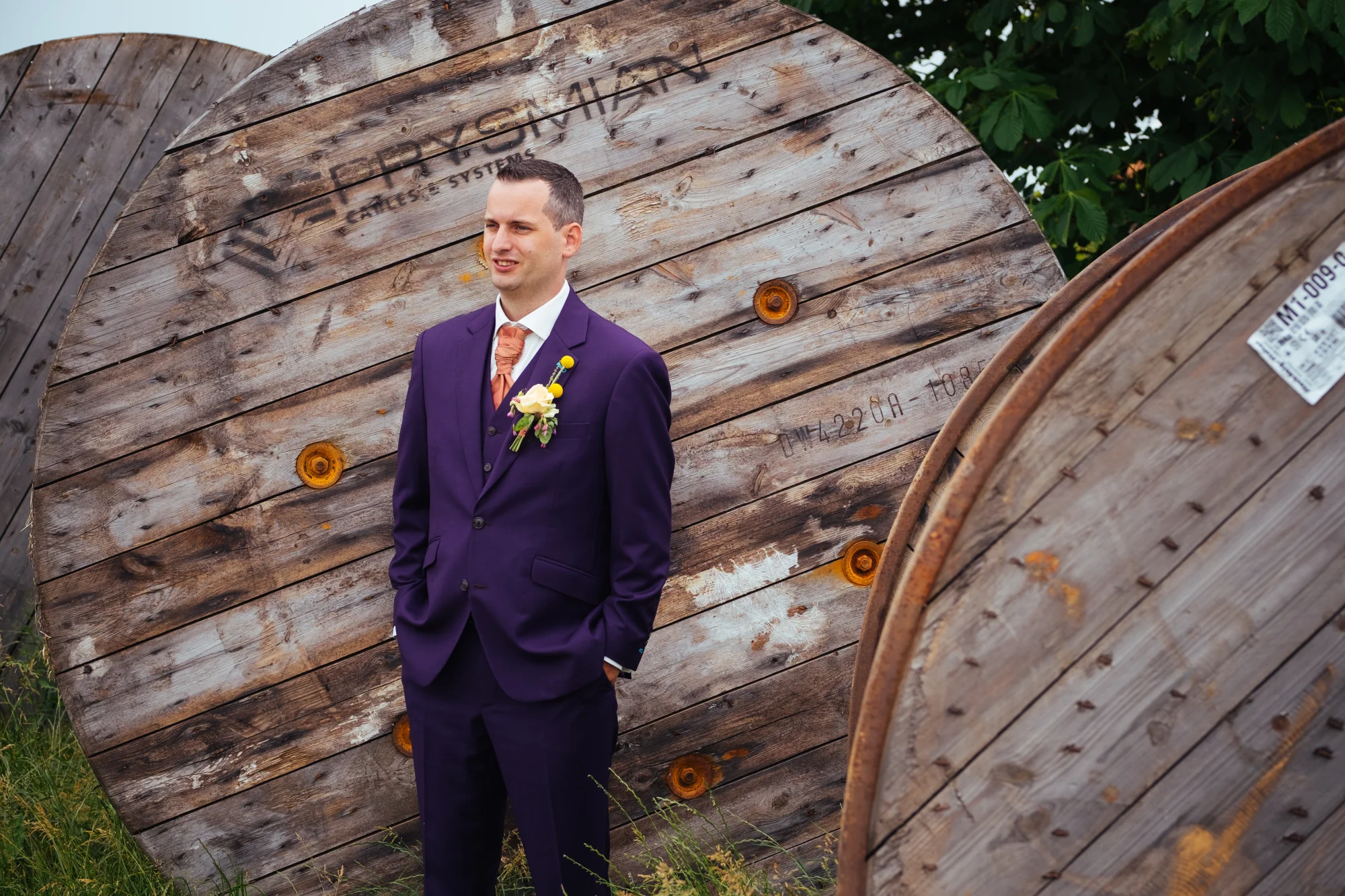 Een kleurrijk paars trouwpak met plastron